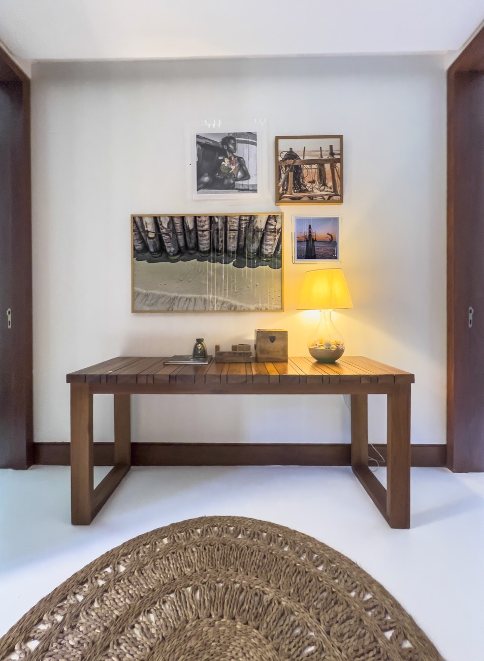 Hall de entrada com console e arte local