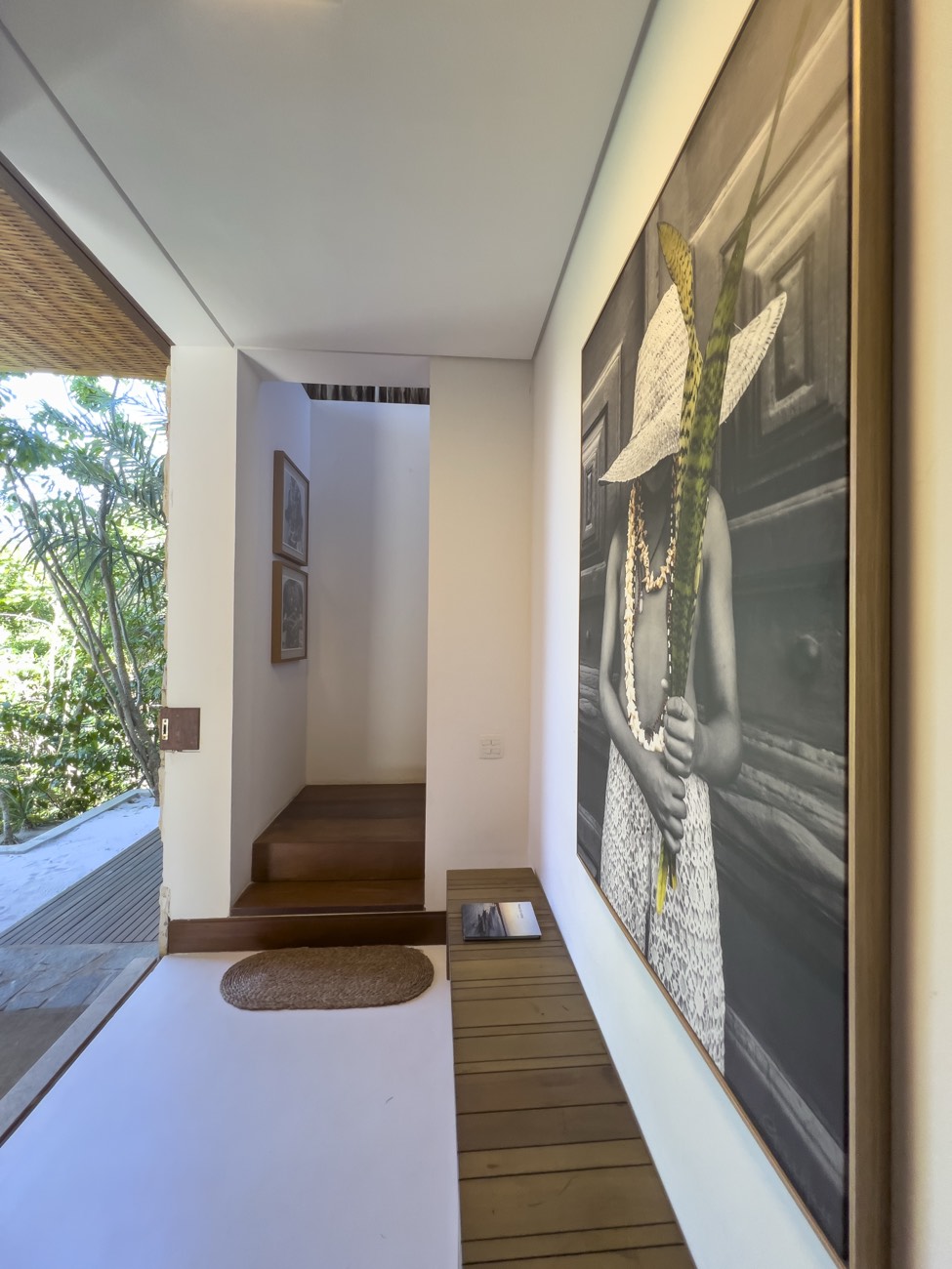 Corredor de entrada com obras de arte