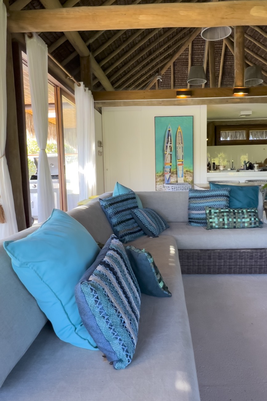 Sala de estar com almofadas azul-petróleo