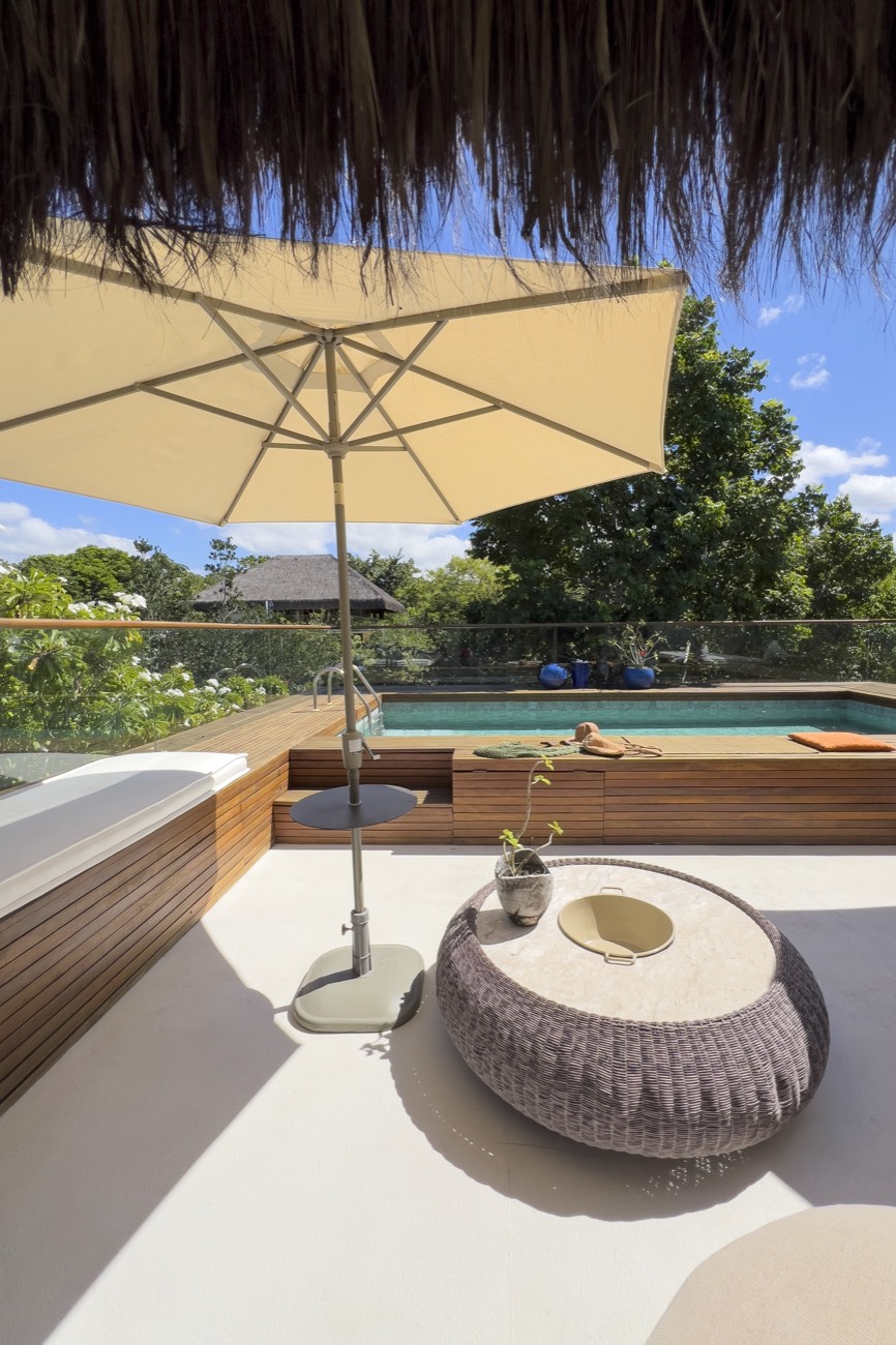 Lounge externo à beira da piscina