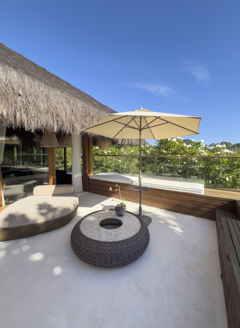Terraço coberto com vista para a mata